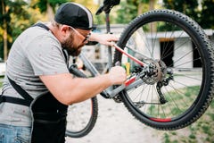 Fahrradmechaniker justiert zurück Scheibenbremsen Stockfoto Fahrradmechaniker justiert zurück Scheibenbremsen Stockfoto