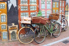 Fahrräder gegen städtische Straßenkunst, Leeuwarden, Holland stockbild Fahrräder gegen städtische Straßenkunst, Leeuwarden, Holland stockbild