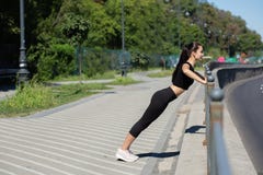 Faire de port de vêtements de sport de femme merveilleuse de forme physique établissent à la rue L'espace pour le texte photographie stock libre de droits Faire de port de vêtements de sport de femme merveilleuse de forme physique établissent à la rue L'espace pour le texte photographie stock libre de droits