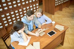 Faire le travail dans la bibliothèque image libre de droits Faire le travail dans la bibliothèque image libre de droits