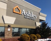 Fairfield, New Jersey /United verklaart - 12 Maart, 2019: Ashley Homestore Furniture Decor Bedding-Huistoebehoren royalty-vrije stock fotografie Fairfield, New Jersey /United verklaart - 12 Maart, 2019: Ashley Homestore Furniture Decor Bedding-Huistoebehoren royalty-vrije stock fotografie