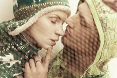 Fait face à de jeunes couples dans l'amour Images libres de droits Fait face à de jeunes couples dans l'amour Images libres de droits