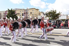 Faixa de Mark Keppel High School Marching na parada chinesa do ano novo de Los Angeles fotos de stock Faixa de Mark Keppel High School Marching na parada chinesa do ano novo de Los Angeles fotos de stock