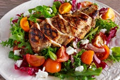 Faixa grelhada do peito de frango com salada fresca dos vegetais dos tomates Alimento saudável do conceito fotos de stock Faixa grelhada do peito de frango com salada fresca dos vegetais dos tomates Alimento saudável do conceito fotos de stock