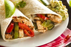 Fajitas caseiros da galinha com vegetais imagem de stock royalty free Fajitas caseiros da galinha com vegetais imagem de stock royalty free