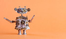Faktotum för Steampunk stilrobot med skruvmejsel Mekaniskt tecken för rolig leksak, begrepp för reparationsservice Åldriga kugghj Arkivbild Faktotum för Steampunk stilrobot med skruvmejsel Mekaniskt tecken för rolig leksak, begrepp för reparationsservice Åldriga kugghj Arkivbild
