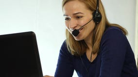 Fala representativa do centro de atendimento na linha aberta, agente fêmea positivo do centro de atendimento da televenda dos aur vídeos de arquivo Fala representativa do centro de atendimento na linha aberta, agente fêmea positivo do centro de atendimento da televenda dos aur vídeos de arquivo