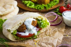 Falafel mit Frischgemüse im Pittabrot lizenzfreie stockbilder Falafel mit Frischgemüse im Pittabrot lizenzfreie stockbilder