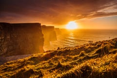 Falaises de Moher au coucher du soleil dans Cie. Clare, Irlande l'Europe Photographie stock Falaises de Moher au coucher du soleil dans Cie. Clare, Irlande l'Europe Photographie stock