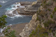 Falaises et mouvement de l'eau chez Eaglehawk, Tasmanie image libre de droits Falaises et mouvement de l'eau chez Eaglehawk, Tasmanie image libre de droits
