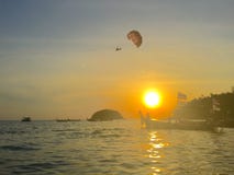 Fallschirmspringer im sonnigen Hintergrund im Sonnenuntergang Lizenzfreies Stockfoto Fallschirmspringer im sonnigen Hintergrund im Sonnenuntergang Lizenzfreies Stockfoto