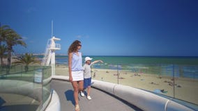 Fam?lia feliz ao ar livre caminhada da mãe e do filho perto do mar vídeos de arquivo Fam?lia feliz ao ar livre caminhada da mãe e do filho perto do mar vídeos de arquivo