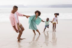 Fam?lia que tem o divertimento na praia fotos de stock Fam?lia que tem o divertimento na praia fotos de stock
