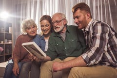 Famiglia allegra che spende insieme tempo fotografia stock libera da diritti Famiglia allegra che spende insieme tempo fotografia stock libera da diritti