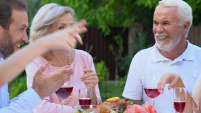 Famiglia amichevole che comunica e che ride pranzando passatempo all'aperto di piacere video d archivio Famiglia amichevole che comunica e che ride pranzando passatempo all'aperto di piacere video d archivio