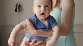Famiglia amorosa felice La giovane madre sta giocando con la sua neonata nella camera da letto La mamma ed il bambino stanno dive archivi video Famiglia amorosa felice La giovane madre sta giocando con la sua neonata nella camera da letto La mamma ed il bambino stanno dive archivi video