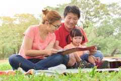 Famiglia asiatica felice che ha divertimento immagini stock libere da diritti Famiglia asiatica felice che ha divertimento immagini stock libere da diritti