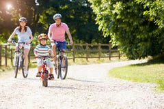 Famiglia asiatica sul giro del ciclo in campagna fotografia stock Famiglia asiatica sul giro del ciclo in campagna fotografia stock