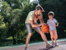 Famiglia che gioca pallacanestro all'aperto immagine stock libera da diritti Famiglia che gioca pallacanestro all'aperto immagine stock libera da diritti
