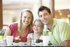 famiglia che ha viale del pranzo insieme fotografia stock libera da diritti famiglia che ha viale del pranzo insieme fotografia stock libera da diritti