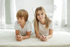 Famiglia che si trova sul tappeto a casa immagini stock Famiglia che si trova sul tappeto a casa immagini stock