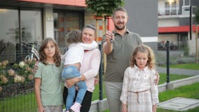 Famiglia con i bambini che esaminano macchina fotografica che sta sulla via all'aperto Coppie e bambini che comprano nuova casa P stock footage Famiglia con i bambini che esaminano macchina fotografica che sta sulla via all'aperto Coppie e bambini che comprano nuova casa P stock footage