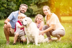 Famiglia con i bambini ed il cane fotografie stock Famiglia con i bambini ed il cane fotografie stock