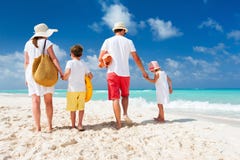 Famiglia con i bambini sulla vacanza della spiaggia fotografie stock libere da diritti Famiglia con i bambini sulla vacanza della spiaggia fotografie stock libere da diritti