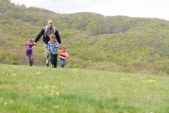 Famiglia con tre bambini che godono del tempo libero su backg naturale Immagine Stock Libera da Diritti Famiglia con tre bambini che godono del tempo libero su backg naturale Immagine Stock Libera da Diritti