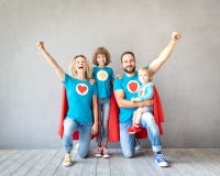 Famiglia dei supereroi che giocano a casa immagine stock libera da diritti Famiglia dei supereroi che giocano a casa immagine stock libera da diritti