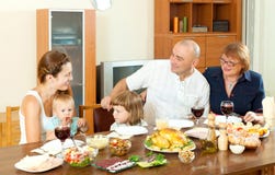 Famiglia di diverse generazioni felice che ha cena di festa immagini stock libere da diritti Famiglia di diverse generazioni felice che ha cena di festa immagini stock libere da diritti