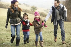 Famiglia divertendosi nel paese nell'inverno fotografia stock libera da diritti Famiglia divertendosi nel paese nell'inverno fotografia stock libera da diritti