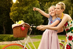 Famiglia felice. Bello sorridere della ragazza e della donna. Giorno di madre immagini stock libere da diritti Famiglia felice. Bello sorridere della ragazza e della donna. Giorno di madre immagini stock libere da diritti