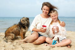 Famiglia felice con il cane sulla spiaggia Immagini Stock Famiglia felice con il cane sulla spiaggia Immagini Stock