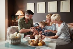 Famiglia felice con la nonna di visita della bambina immagine stock Famiglia felice con la nonna di visita della bambina immagine stock