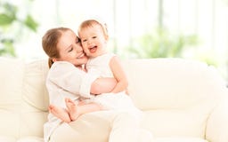 Famiglia felice. Figlia del bambino e della madre immagini stock Famiglia felice. Figlia del bambino e della madre immagini stock