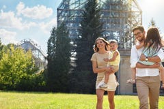 Famiglia felice in natura Bei genitori e bambini all'aperto fotografia stock Famiglia felice in natura Bei genitori e bambini all'aperto fotografia stock