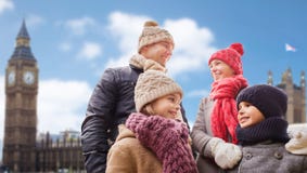 Famiglia felice sopra il fondo della città di Londra Fotografia Stock Famiglia felice sopra il fondo della città di Londra Fotografia Stock