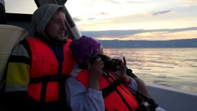 Famiglia felice in vacanza che gode di un giro della barca giù il lago durante il tramonto Il viaggiatore castana femminile prend archivi video Famiglia felice in vacanza che gode di un giro della barca giù il lago durante il tramonto Il viaggiatore castana femminile prend archivi video