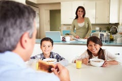 Famiglia ispana che mangia prima colazione a casa insieme fotografia stock libera da diritti Famiglia ispana che mangia prima colazione a casa insieme fotografia stock libera da diritti