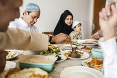 Famiglia musulmana che ha una festività del Ramadan Immagini Stock Libere da Diritti Famiglia musulmana che ha una festività del Ramadan Immagini Stock Libere da Diritti