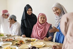 Famiglia musulmana che ha una festività del Ramadan Fotografie Stock Libere da Diritti Famiglia musulmana che ha una festività del Ramadan Fotografie Stock Libere da Diritti