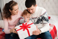 Famiglia, natale, natale, inverno, felicità e concetto della gente - contenitore di regalo felice di apertura della famiglia immagine stock Famiglia, natale, natale, inverno, felicità e concetto della gente - contenitore di regalo felice di apertura della famiglia immagine stock