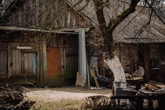 Famiglia nel villaggio della Russia Strumenti fatti a mano della famiglia nell'iarda Stile di vita della gente anziana Immagini Stock Libere da Diritti Famiglia nel villaggio della Russia Strumenti fatti a mano della famiglia nell'iarda Stile di vita della gente anziana Immagini Stock Libere da Diritti