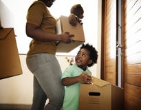 Famiglia nera che si muove dentro verso la nuova casa fotografie stock Famiglia nera che si muove dentro verso la nuova casa fotografie stock