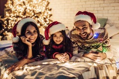 Famiglia sul ` s EVE del nuovo anno fotografia stock libera da diritti Famiglia sul ` s EVE del nuovo anno fotografia stock libera da diritti