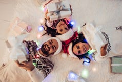 Famiglia sul ` s EVE del nuovo anno immagini stock libere da diritti Famiglia sul ` s EVE del nuovo anno immagini stock libere da diritti