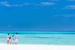 Famiglia sulla vacanza della spiaggia di estate fotografia stock Famiglia sulla vacanza della spiaggia di estate fotografia stock
