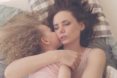 Familia Abrazo de la madre y de la hija Fotografía de archivo libre de regalías Familia Abrazo de la madre y de la hija Fotografía de archivo libre de regalías