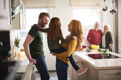 Familia alegre que se divierte con el niño en cocina imágenes de archivo libres de regalías Familia alegre que se divierte con el niño en cocina imágenes de archivo libres de regalías
